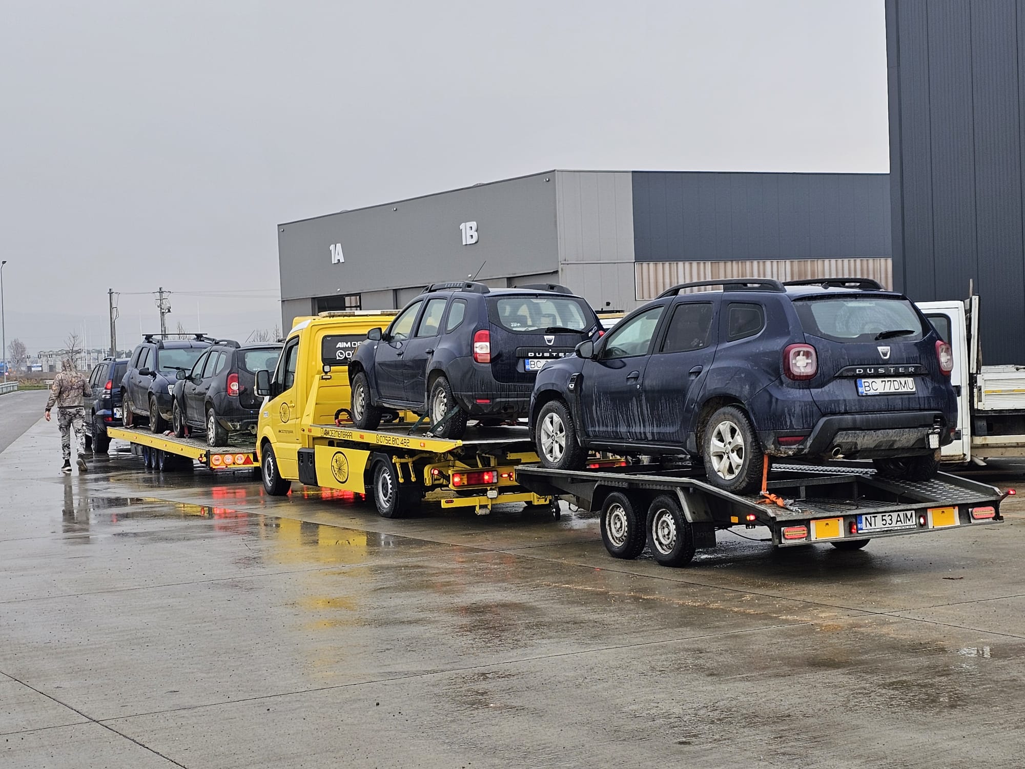 Echipa AIM Dezmembrări pregătind coletele pentru livrare