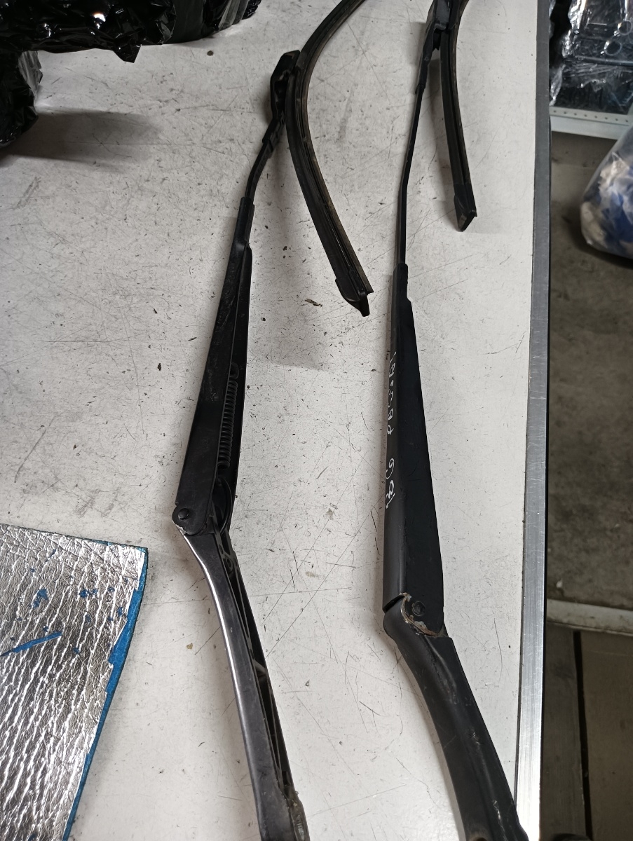 Brat stergator parbriz VOLKSWAGEN PASSAT (3C2) [ 2005 - 2010 ]