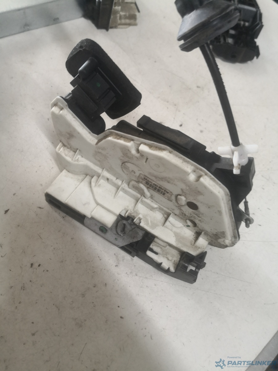 Broasca usa dreapta fata VOLKSWAGEN GOLF VI (5K1) [ 2008 - 2013 ] OEM 5k1837016 – foto 2
