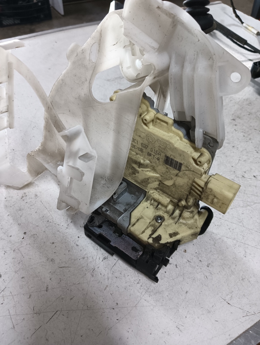 Broasca usa dreapta fata VOLKSWAGEN PASSAT Variant (3C5) [ 2005 - 2011 ] OEM 3c1837016a – foto 2