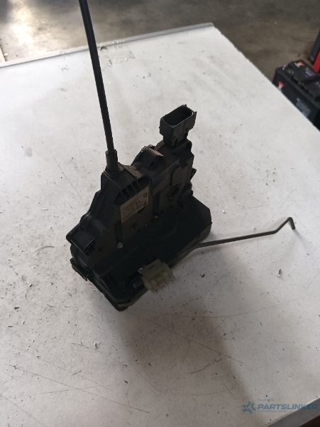 Broasca usa stanga fata OPEL CORSA D (S07) [ 2006 - 2014 ] OEM 13258277