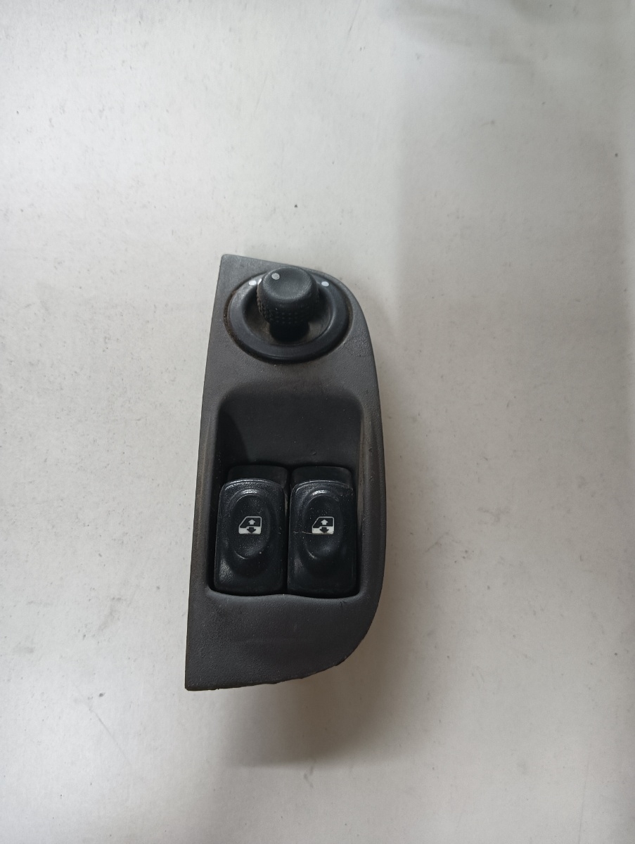 Butoane geamuri electrice stanga fata RENAULT MEGANE I BA0/1_ 1995 - 2004 7700429992f