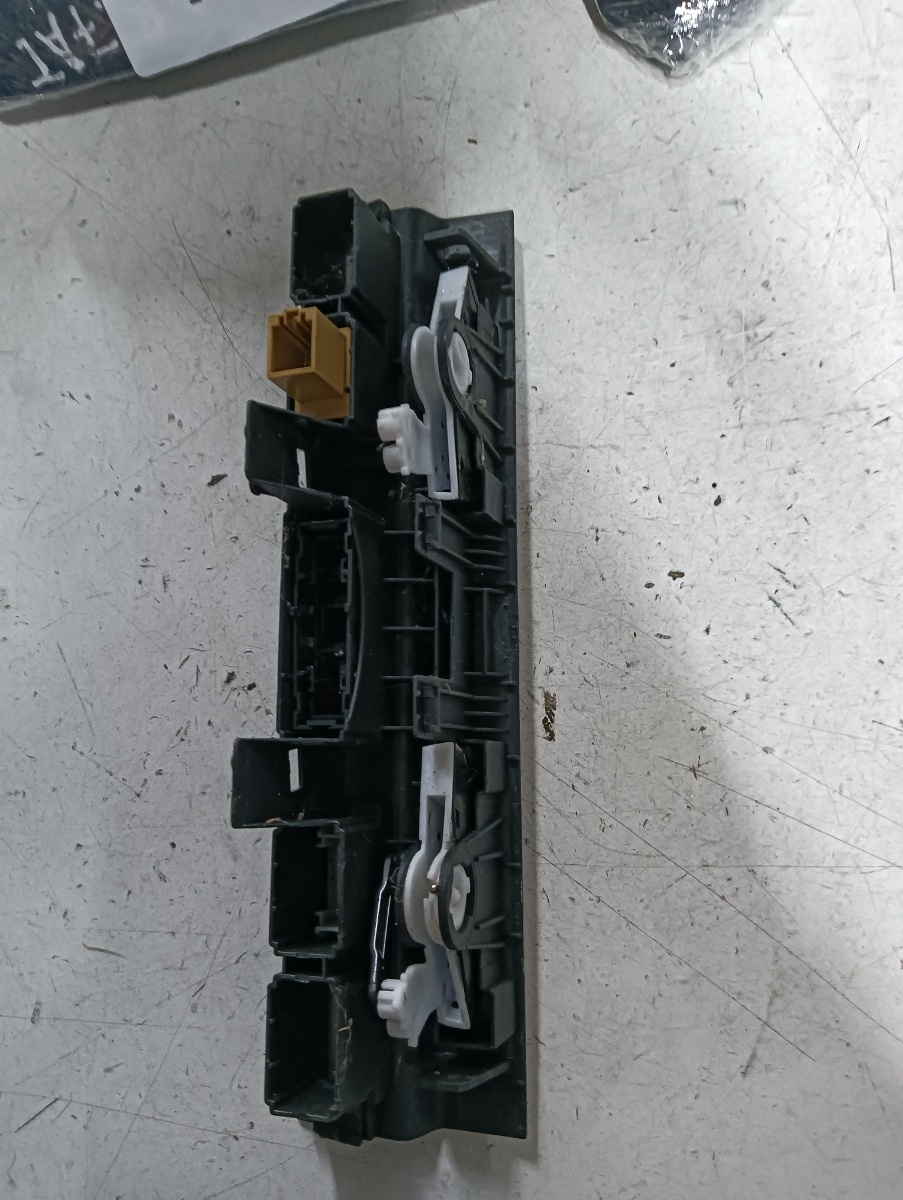 Buton avarie cu ornament  AUDI A6/S6 III Saloon (4F2, C6) [ 2004 - 2011 ] – foto 2