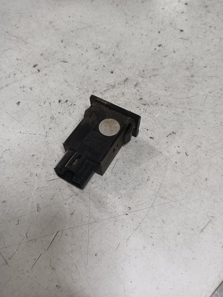 Buton deschidere rezervor  TOYOTA AVENSIS (_T25_) [ 2003 - 2008 ] – foto 2