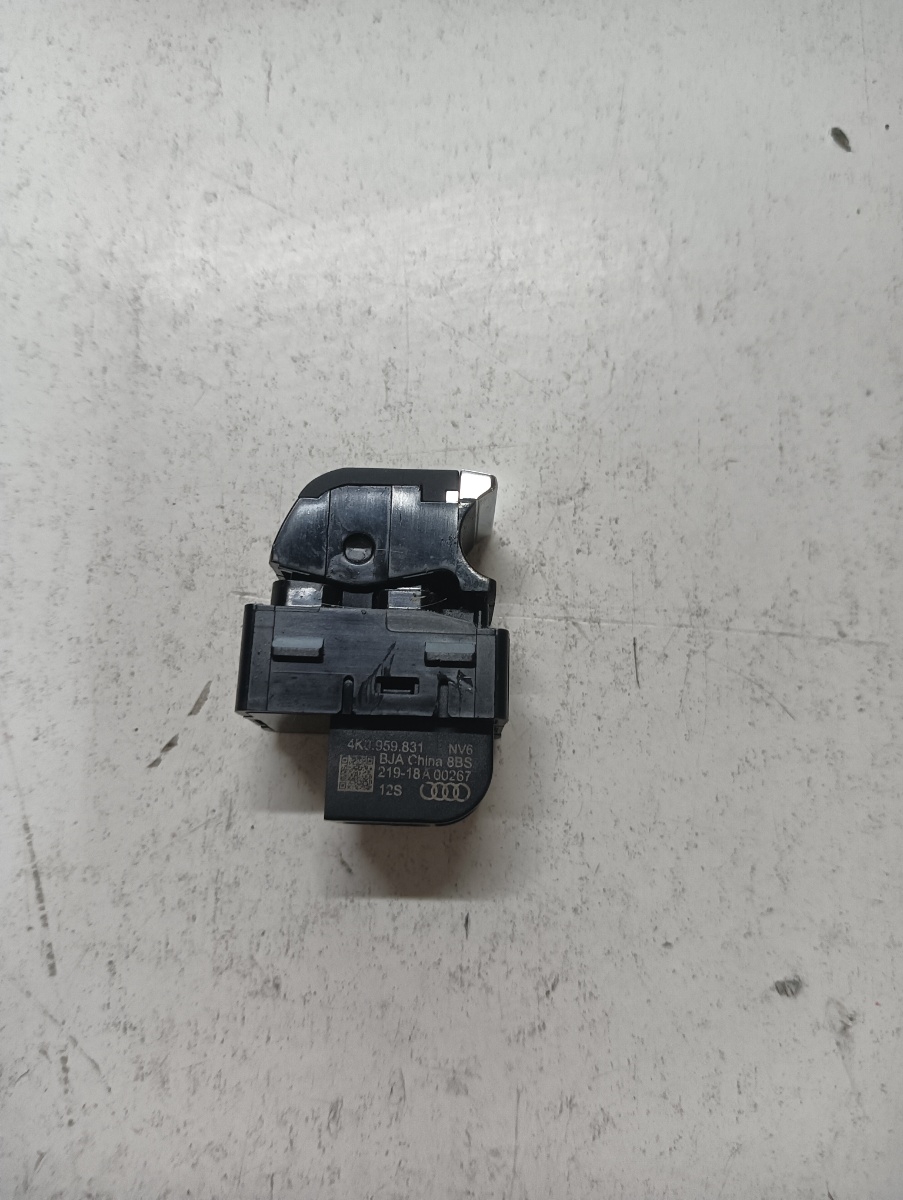 Buton portbagaj  AUDI A6 C8, 4A2 2018 - > 2.0 40 TDI Mild Hybrid DFBA 4k0959831 – foto 2
