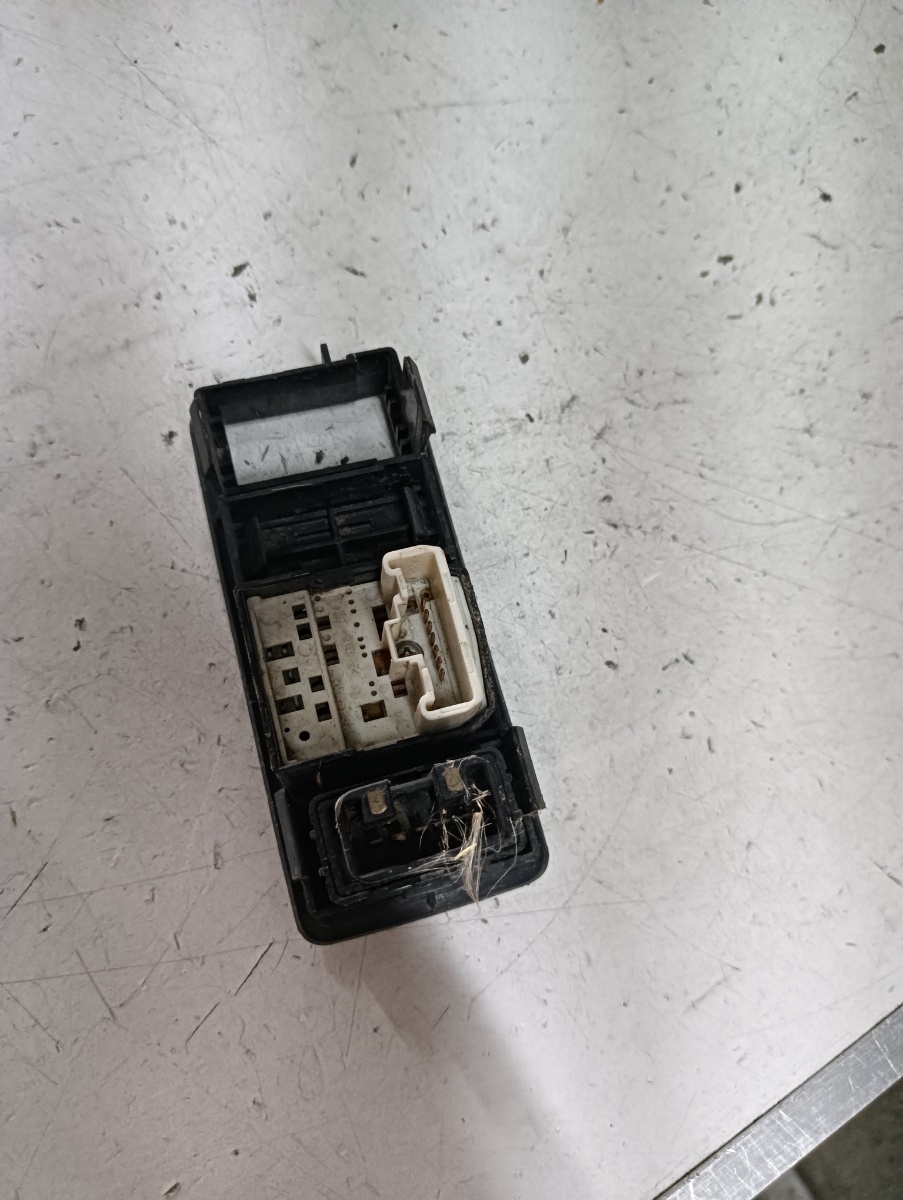 Buton reglaj oglinzi TOYOTA AVENSIS (_T25_) [ 2003 - 2008 ] – foto 2