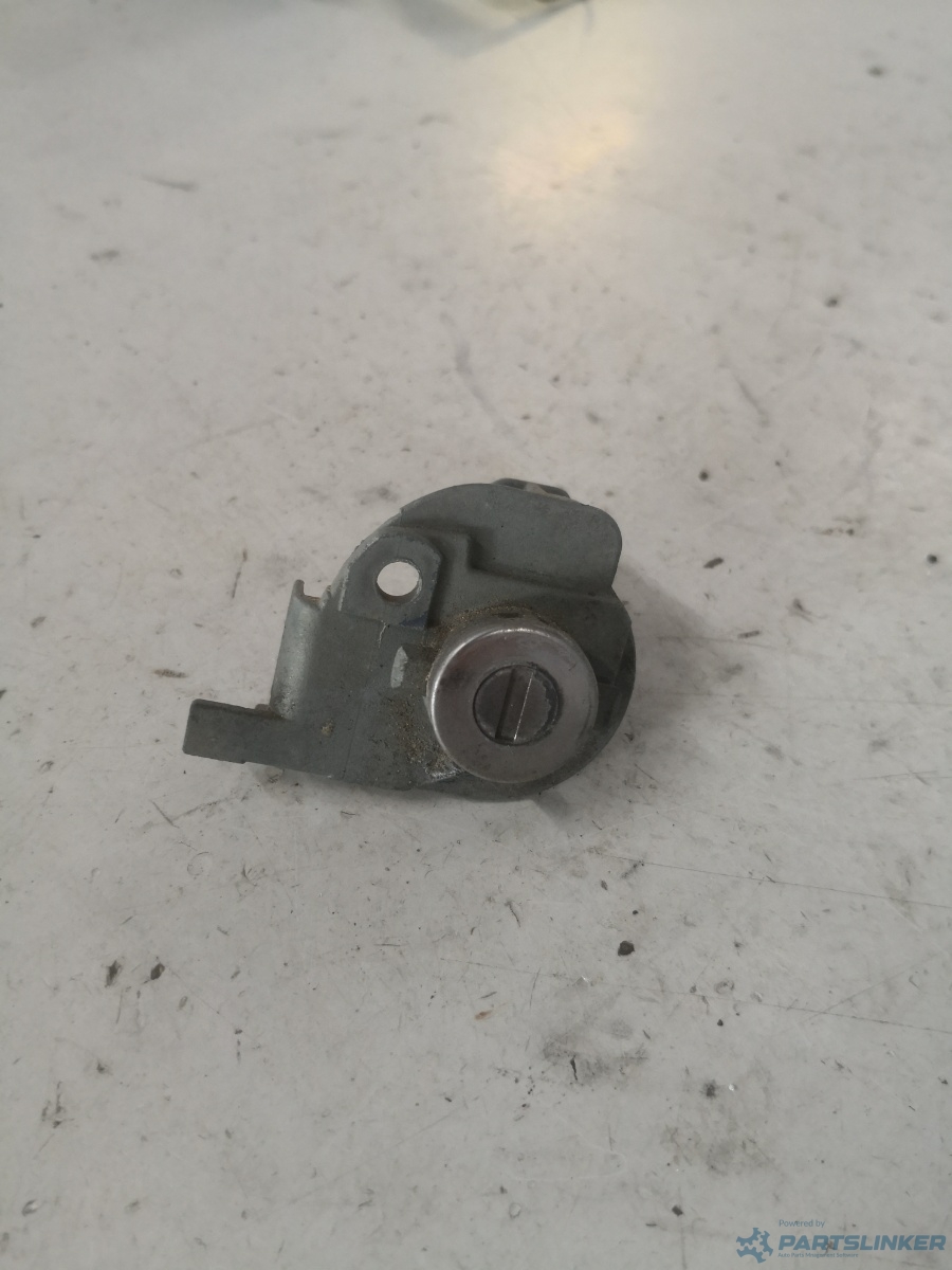 Butuc usa stanga fata MAZDA 3 2005>
