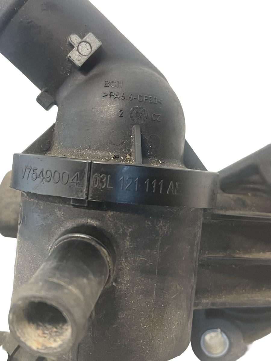 Carcasa termostat VOLKSWAGEN GOLF VI 5K1 2008 - 2013 03L121111AE – foto 2