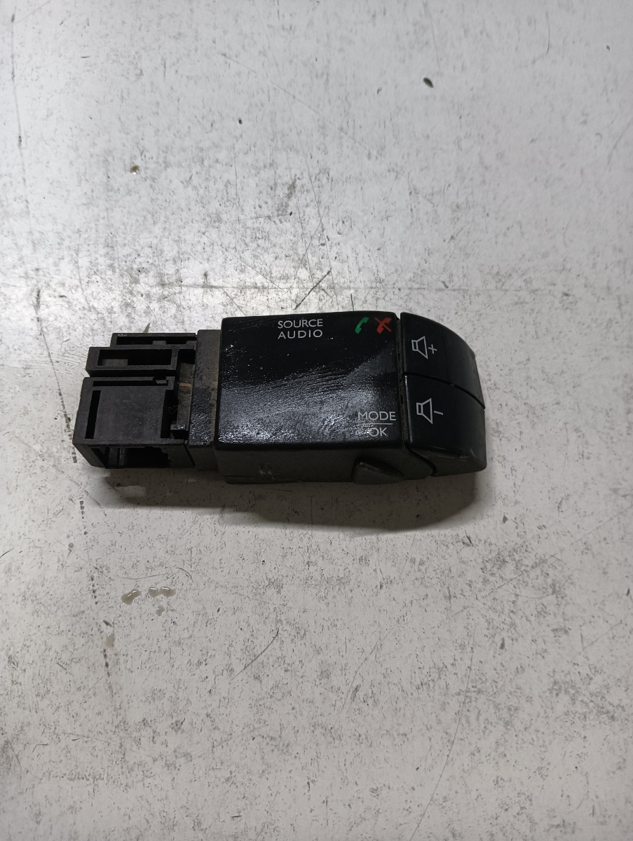 Control multimedia volan DACIA DUSTER 2010 - >