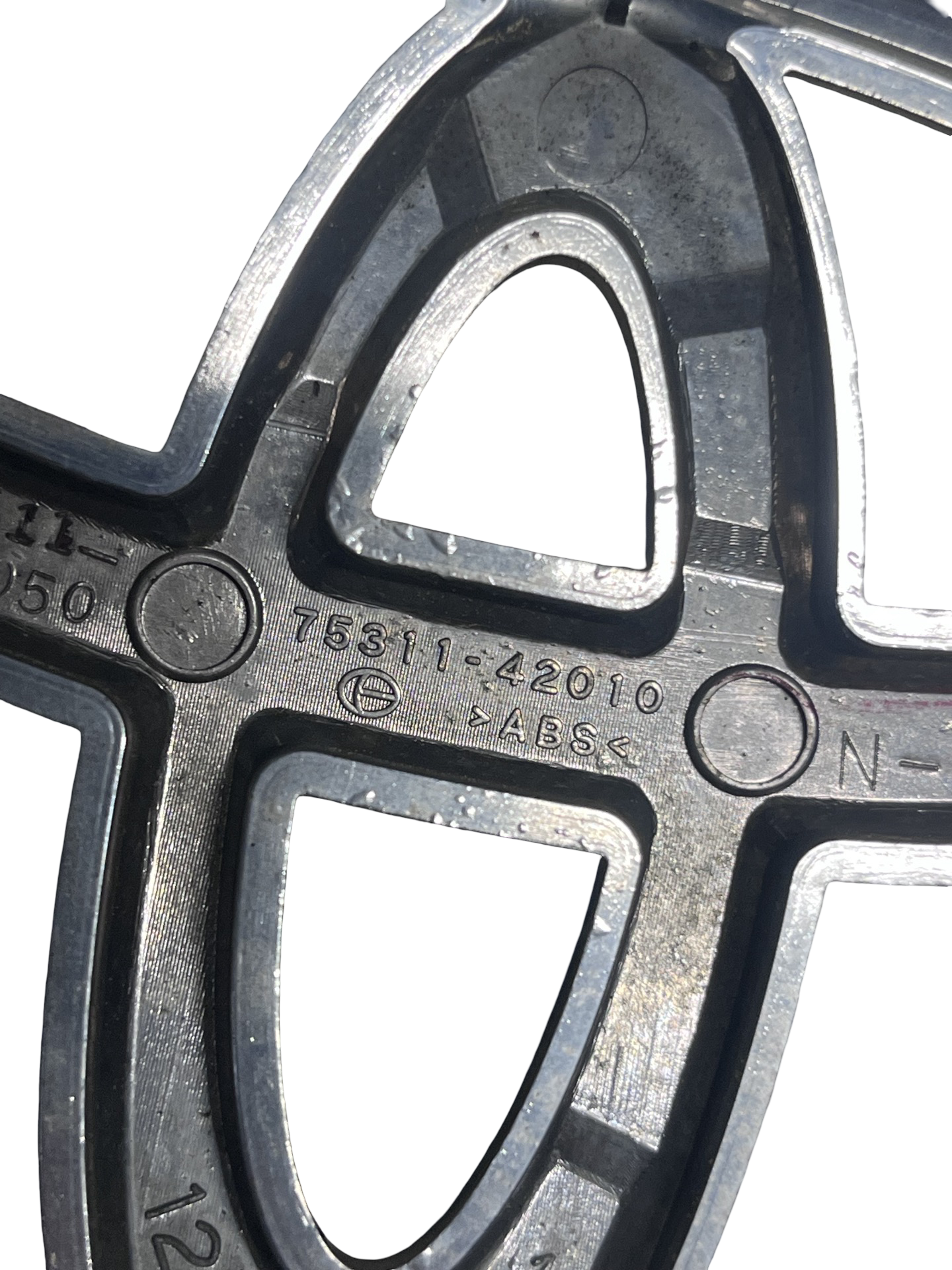 Emblema față Toyota RAV4 2005–2012 - cod: 75311-42010 – foto 2