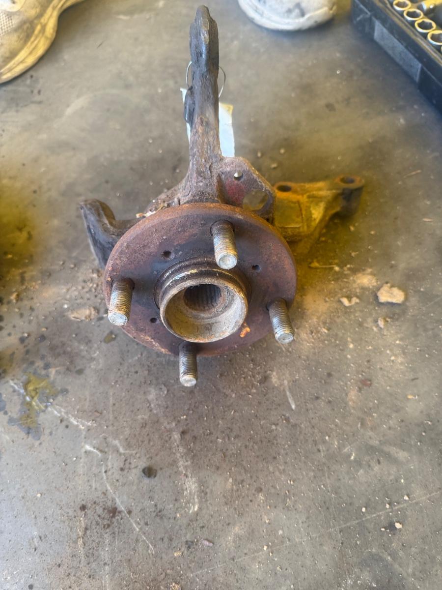 Fuzeta butuc roata fata stanga fata DAIHATSU CUORE VI L251, L250_, L260_ 2003 -> 1.0 EJ-VE – foto 3
