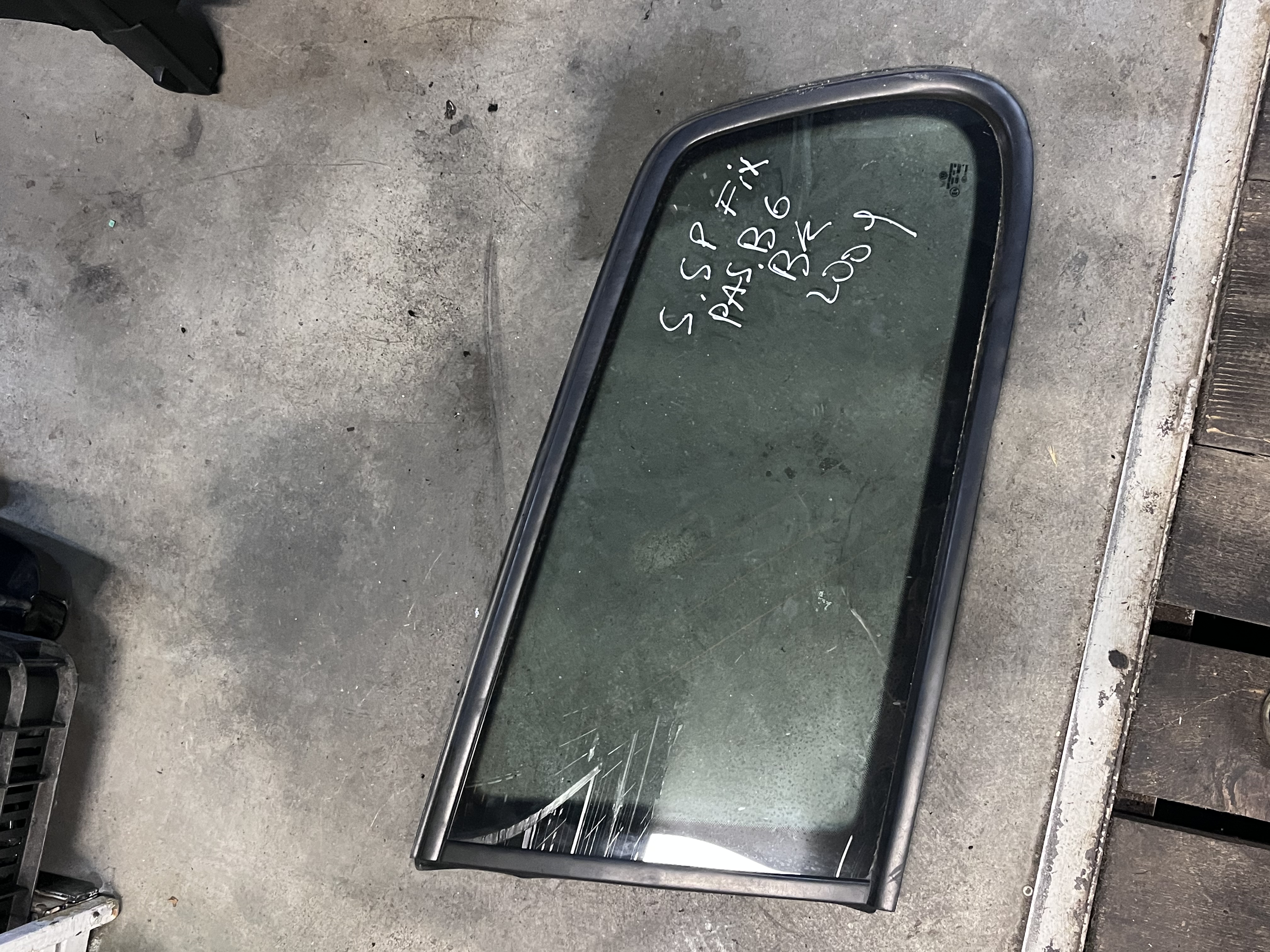 Geam Lateral Spate stânga Volkswagen Passat B6 Combi 2005–2010 - cod: B6