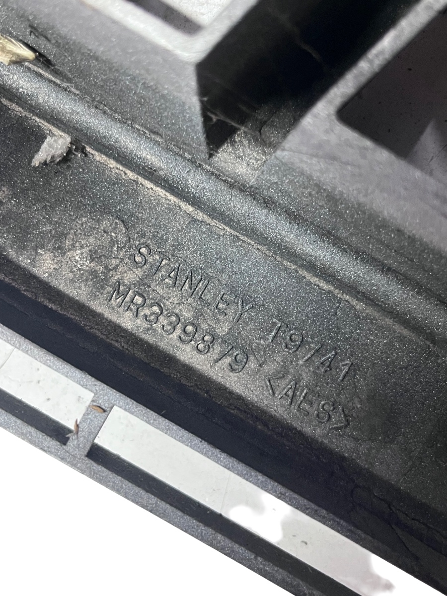 Grila fata MITSUBISHI L200 MR339879 ( Putin crapata , vezi foto ) – foto 3