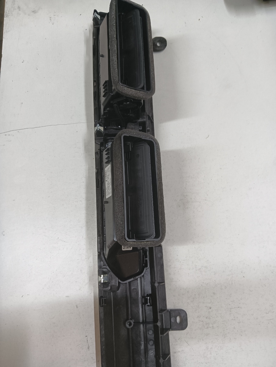 Guri ventilatie bord fata AUDI A6 C8, 4A2 2018 - > 4k1820902 – foto 3