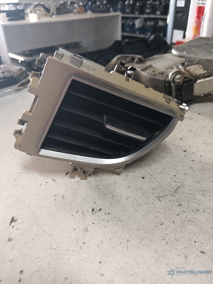 Guri ventilatie dreapta fata TOYOTA COROLLA 1.3 i 2015 OEM 5506102320