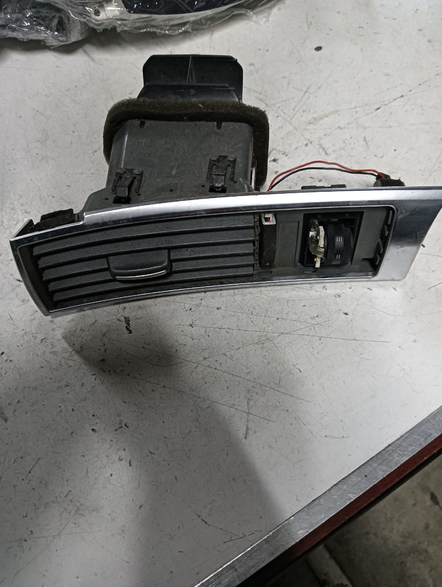 Guri ventilatie stanga fata AUDI A6/S6 III Saloon (4F2, C6) [ 2004 - 2011 ] – foto 2