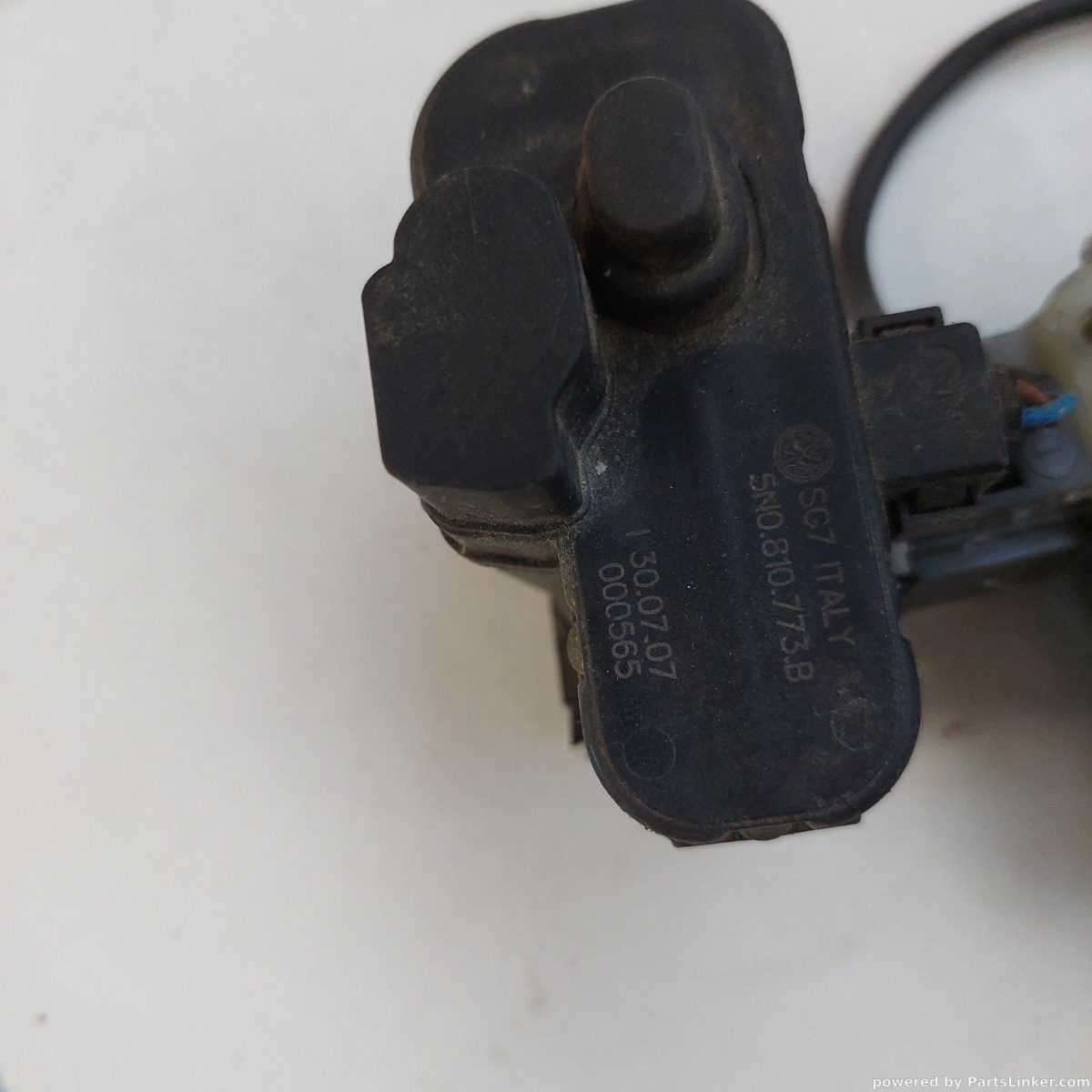 Incuietoare, exterior capac benzina  VOLKSWAGEN GOLF VI Convertible (517) [ 2011 - 2016 ] OEM 5no810773b – foto 2