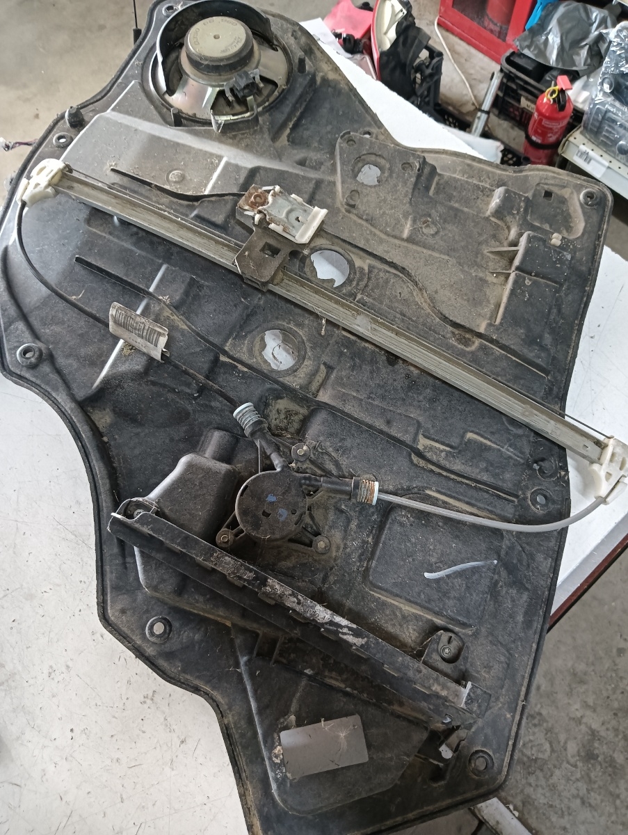Macara geam electric  stanga spate MAZDA 2 2002>