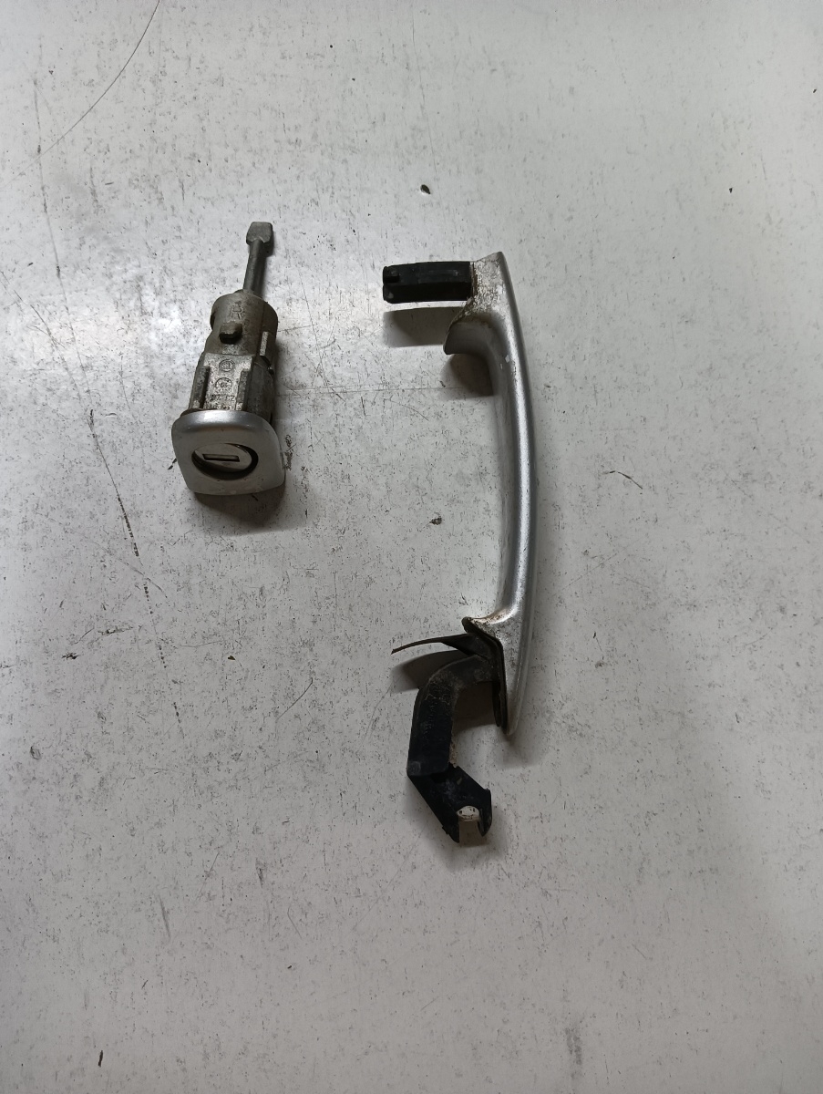 Maner cu butuc usa  dreapta fata FARA CHEIE VOLKSWAGEN PASSAT 3B3 2000 - 2005 – foto 2