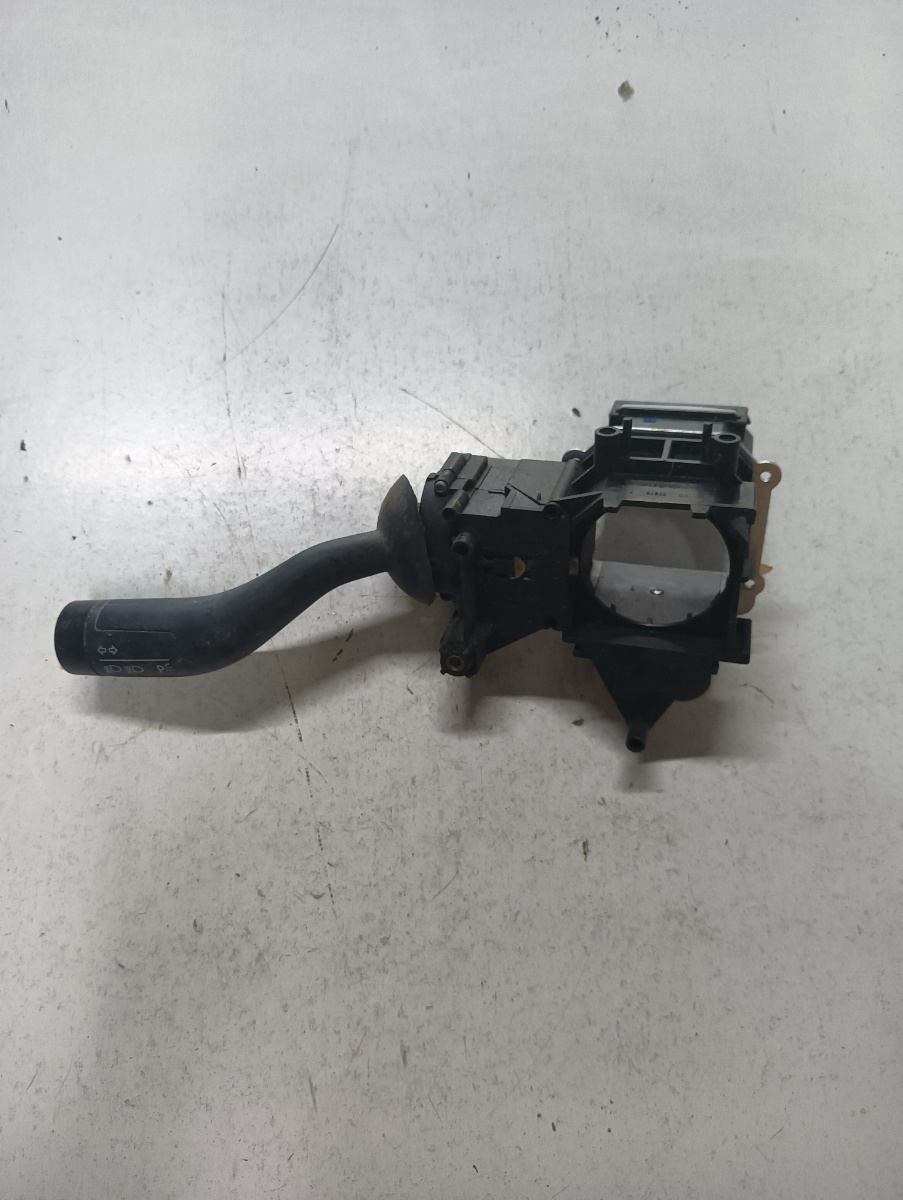Maneta indicatoare de semnalizare VOLKSWAGEN TOUAREG 7LA, 7L6, 7L7 2002 - 2013 CZK03011043