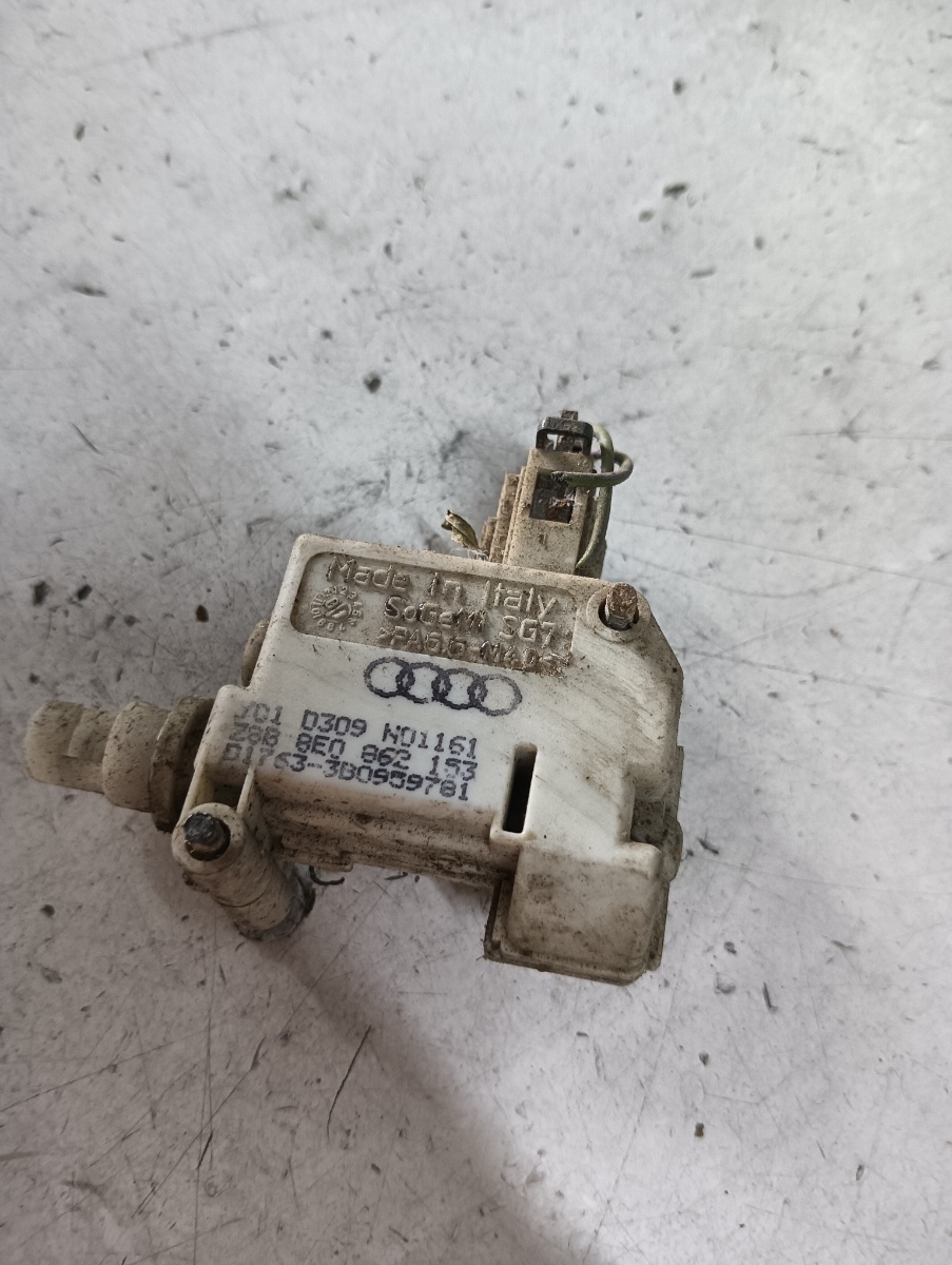 Motoras deschidere rezervor  AUDI A4 II (8E2, B6) [ 2000 - 2005 ] OEM 8e0862153 – foto 2