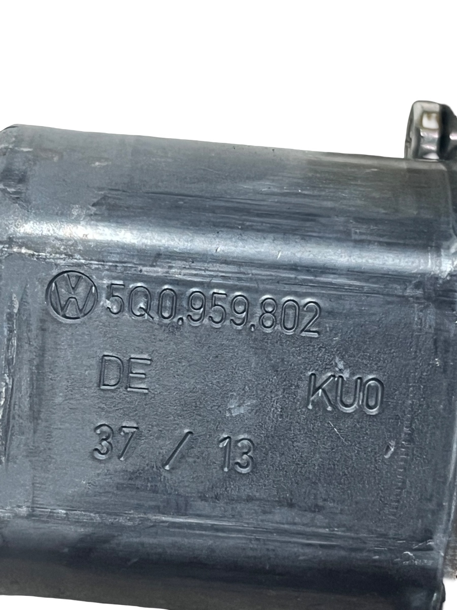 Motoras geam dreapta spate ( UK ) AUDI A3 Sportback 8VA, 8VF 2012 -> 5Q0959802 – foto 3