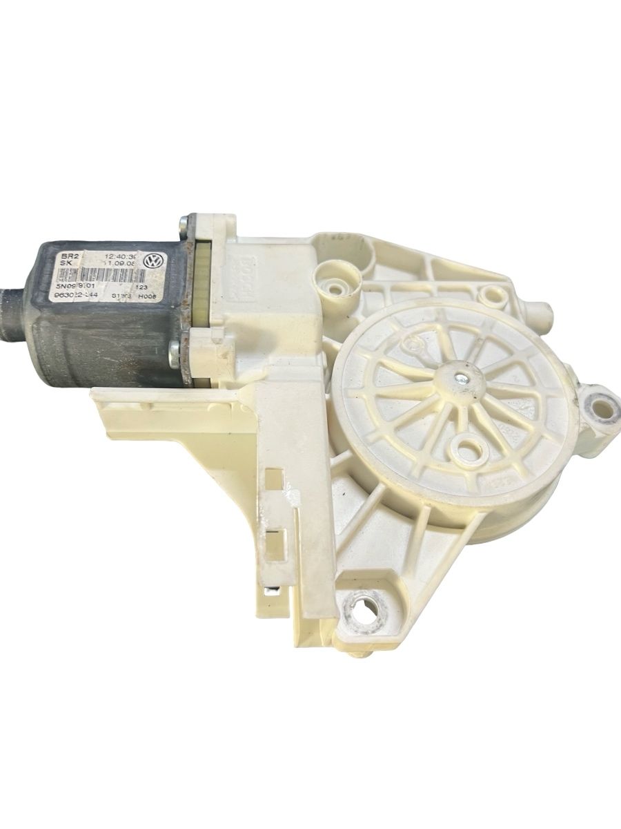 Motoras geam pivotant dreapta fata VOLKSWAGEN TIGUAN 5N_ 2007 - > 5N0979701