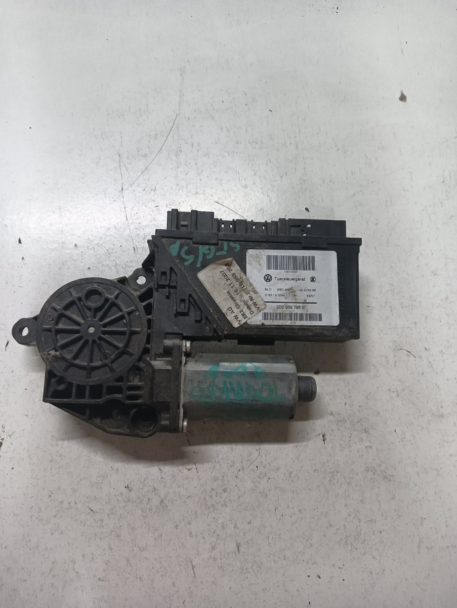 Motoras geam pivotant stanga spate VOLKSWAGEN TOUAREG 7LA, 7L6, 7L7 2002 - 2013 3d0959795e