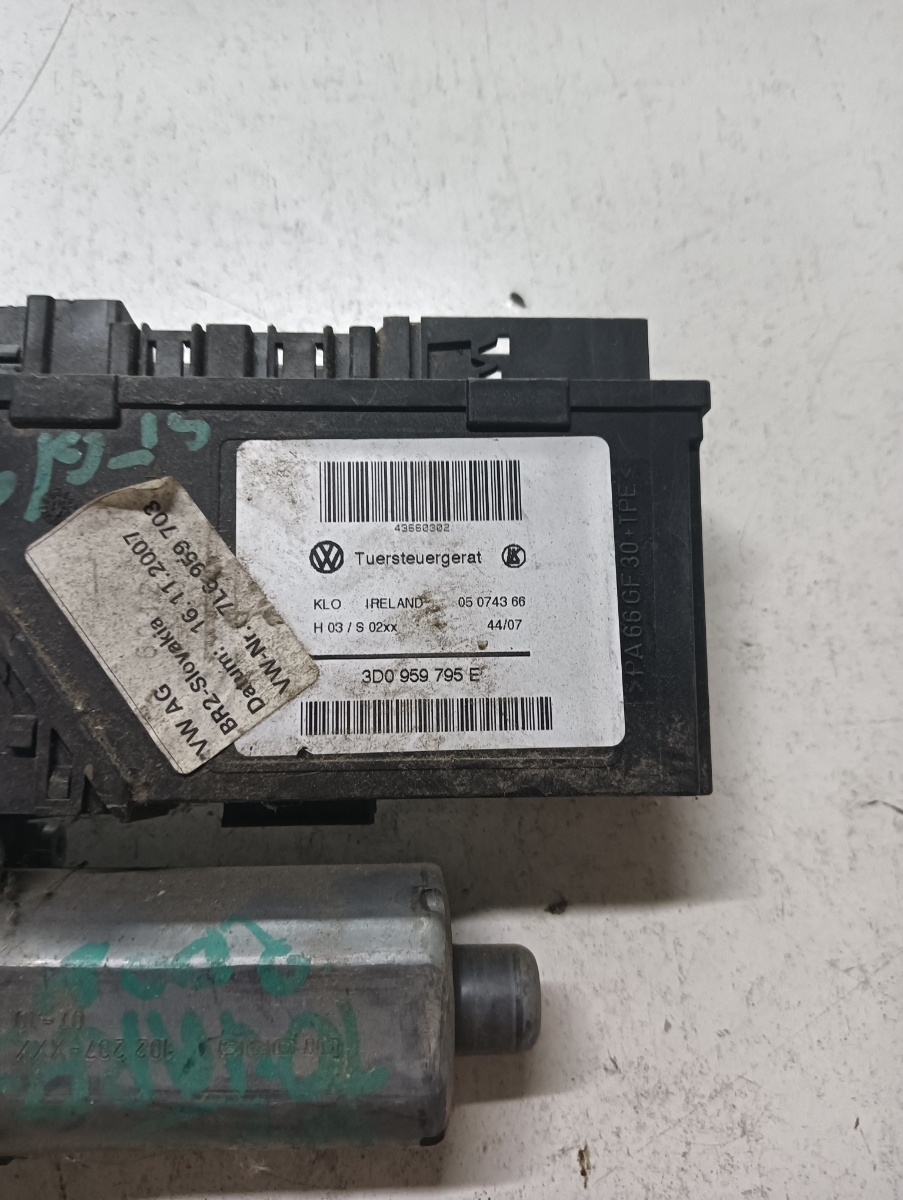 Motoras geam pivotant stanga spate VOLKSWAGEN TOUAREG 7LA, 7L6, 7L7 2002 - 2013 3d0959795e – foto 2