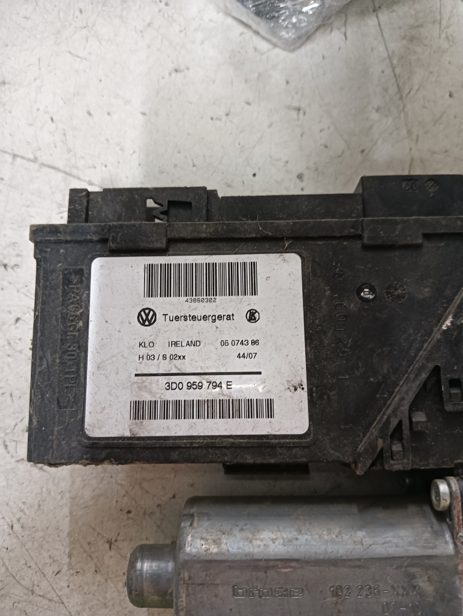 Motoras macara geam dreapta spate VOLKSWAGEN TOUAREG (7LA, 7L6, 7L7) [ 2002 - 2013 ] OEM 3d0959794e – foto 2