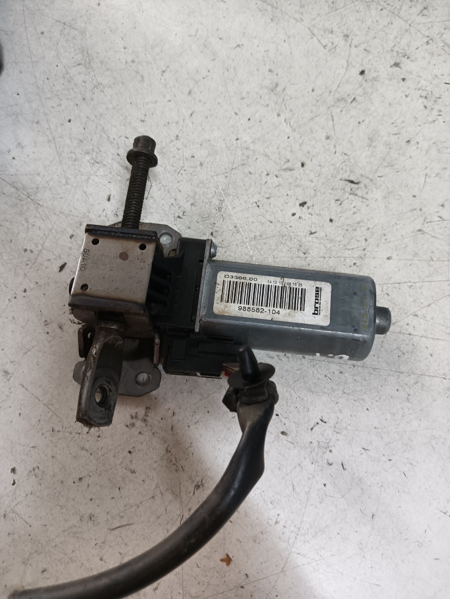 Motoras scaun dreapta fata AUDI A8 III (4H2, 4H8, 4HC, 4HL) [ 2009 - 2018 ] OEM 988582104
