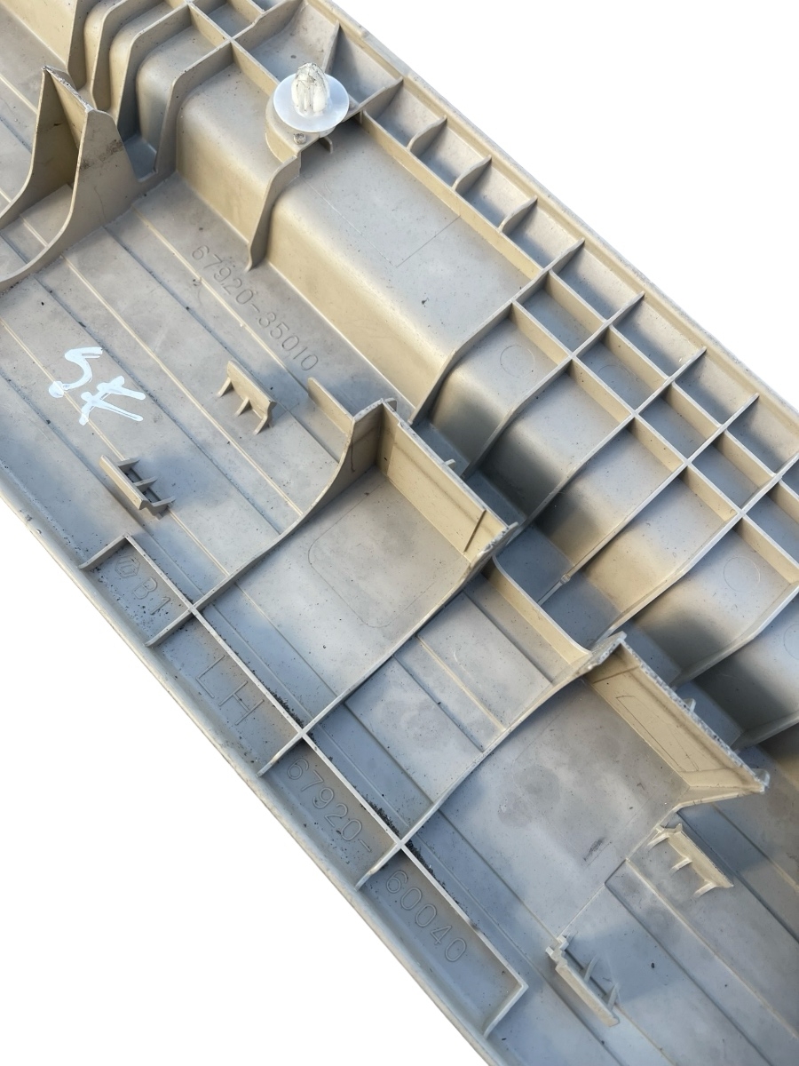 Ornament prag interior stanga fata TOYOTA LAND CRUISER 150 TRJ15_, KDJ15_, GRJ15_, GDJ15_ 2009 -> 67920-60040 – foto 2