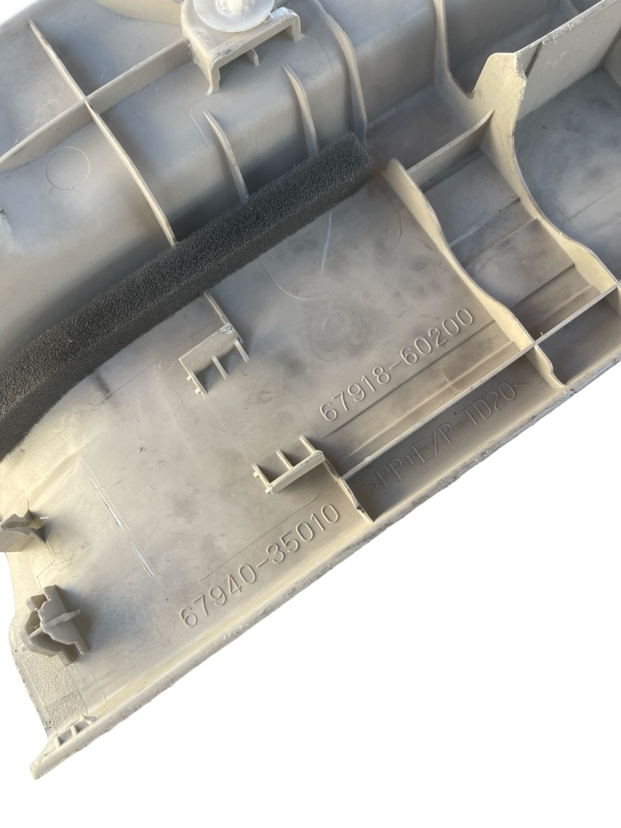 Ornament prag interior stanga spate TOYOTA LAND CRUISER 150 TRJ15_, KDJ15_, GRJ15_, GDJ15_ 2009 -> 67918-60200 – foto 2