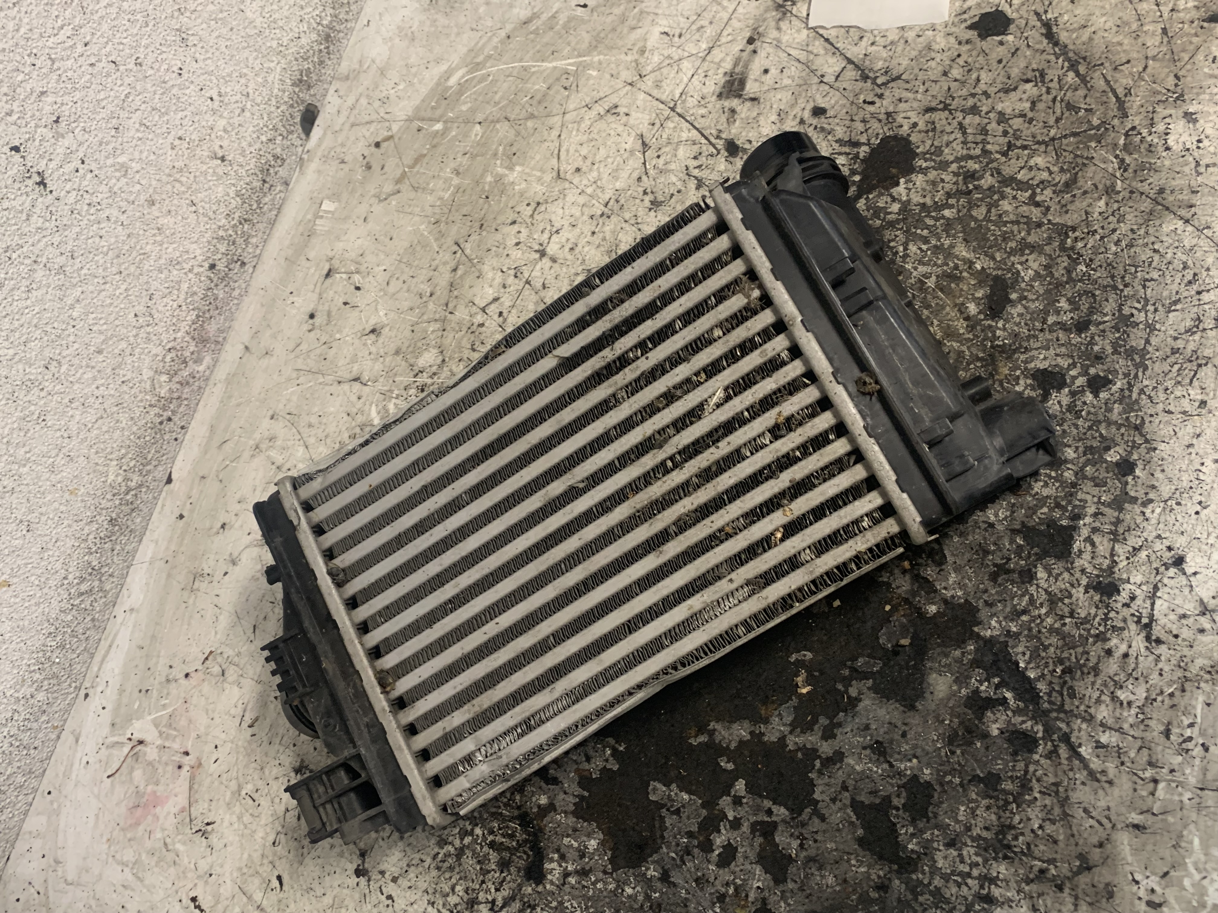 Radiator Intercooler Dacia Logan 2025 1.0 TCe CVT H4D-F4 EURO6 67 KW - cod: 144968819R DEFECTELE SE VAD IN FOTO !!