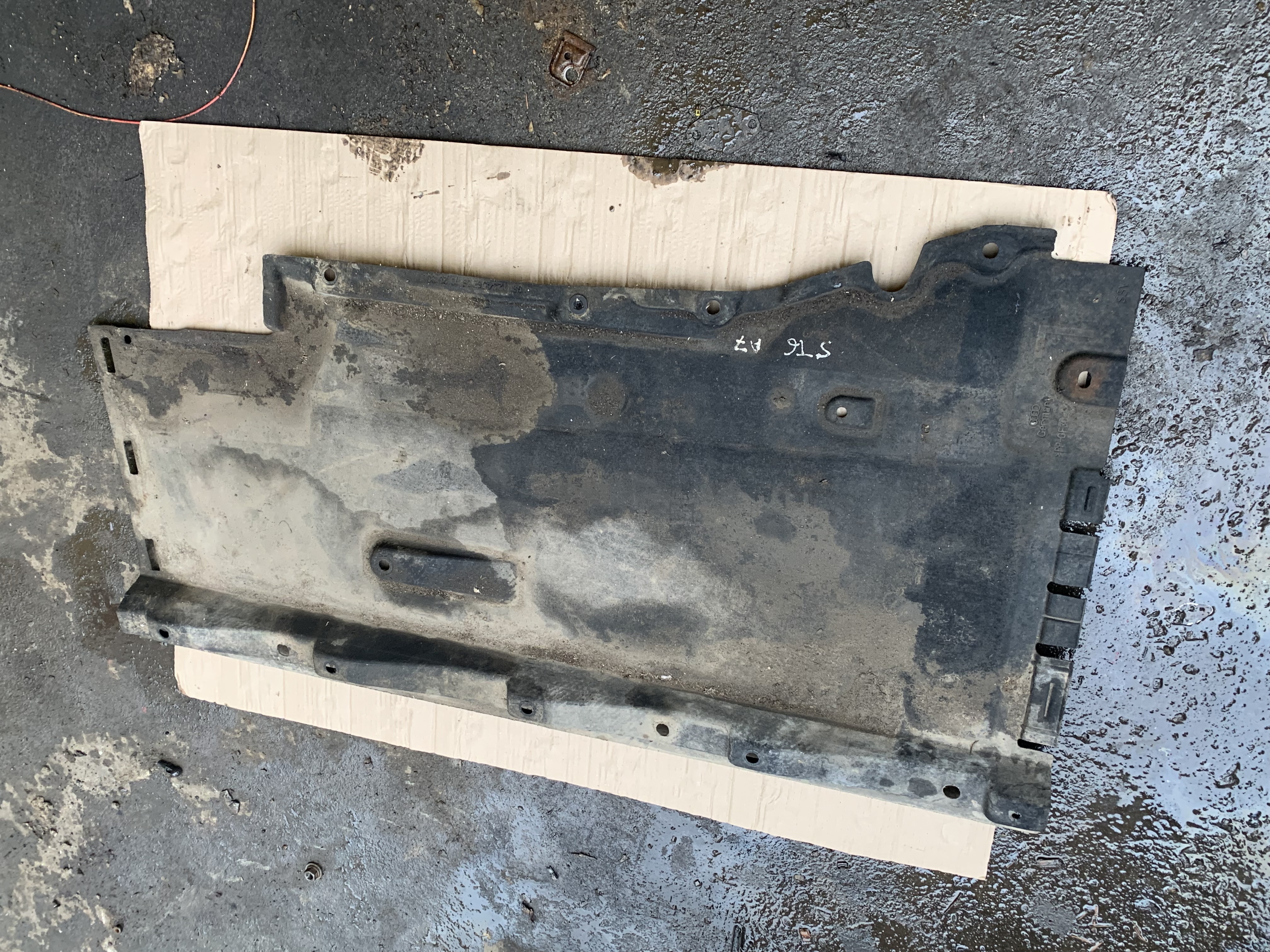 Scut Lateral stânga Audi A7 Sportback 2010–2018 3.0 TFSI  CGWB – foto 3