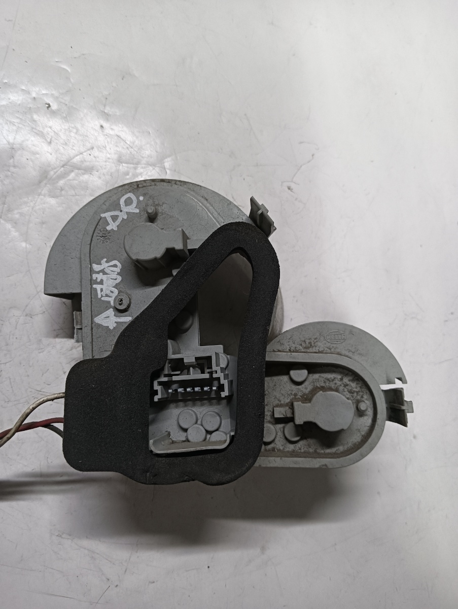 Soclu stop  dreapta spate RENAULT MEGANE 2  Cabrio 2002 - 2007 – foto 3