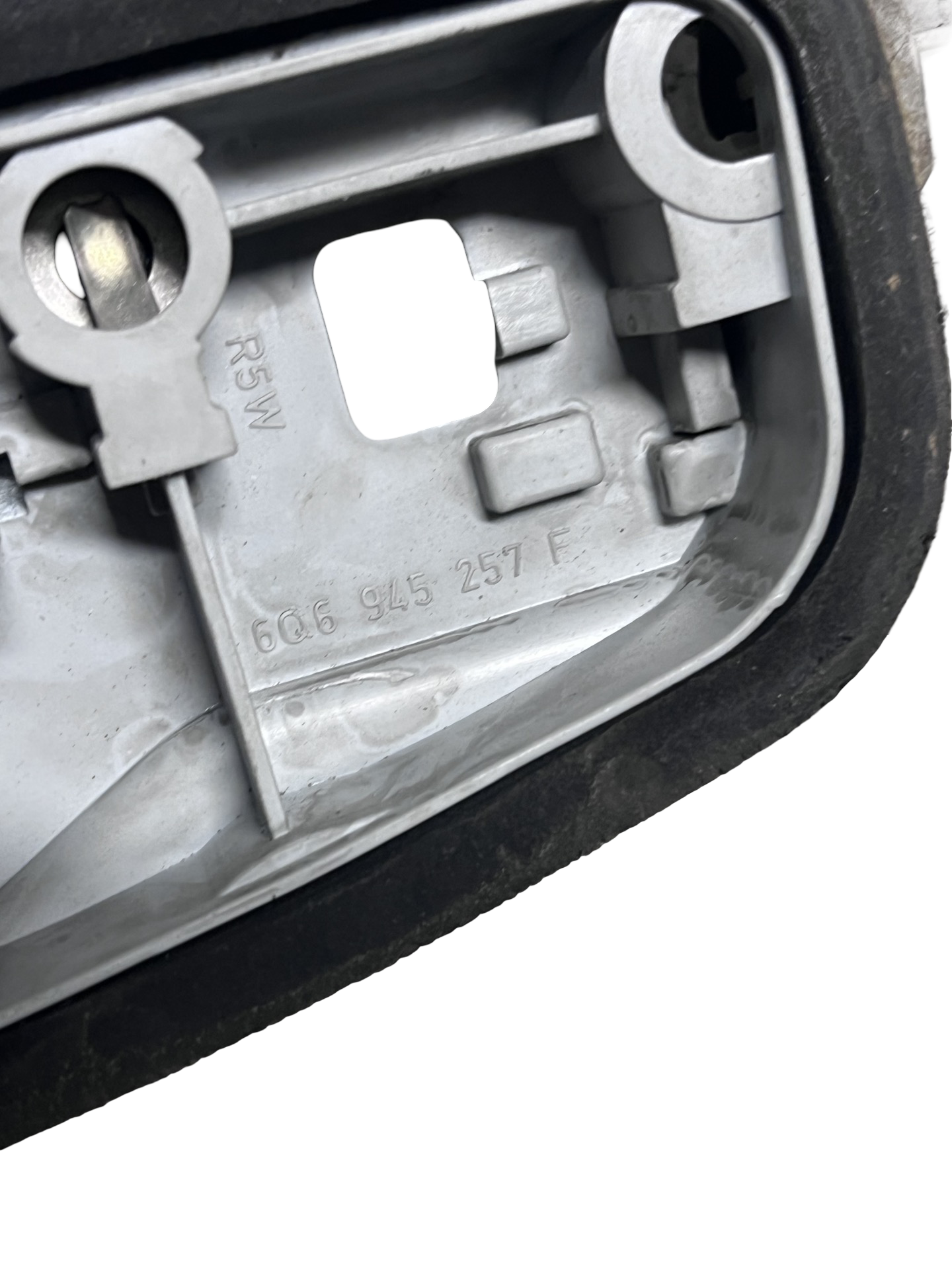 Soclu Stop stânga spate Volkswagen Polo 9N  2005–2009 Facelift - cod: 6Q6945257F – foto 3