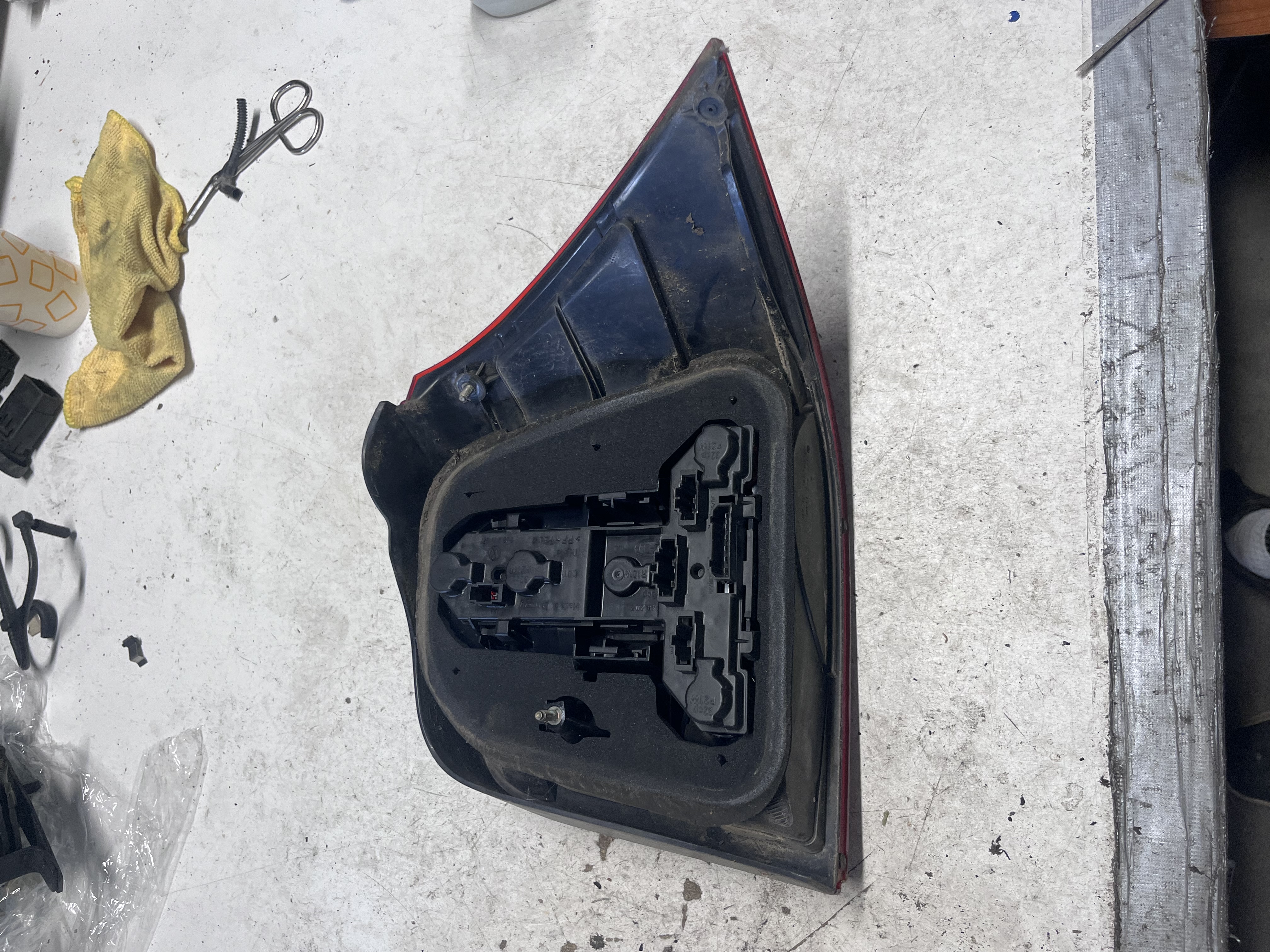 Stop stânga spate Volkswagen Golf 4 Hatchback 1997–2006 - UN GHIDAJ DE PRINDERE RUPT – foto 2