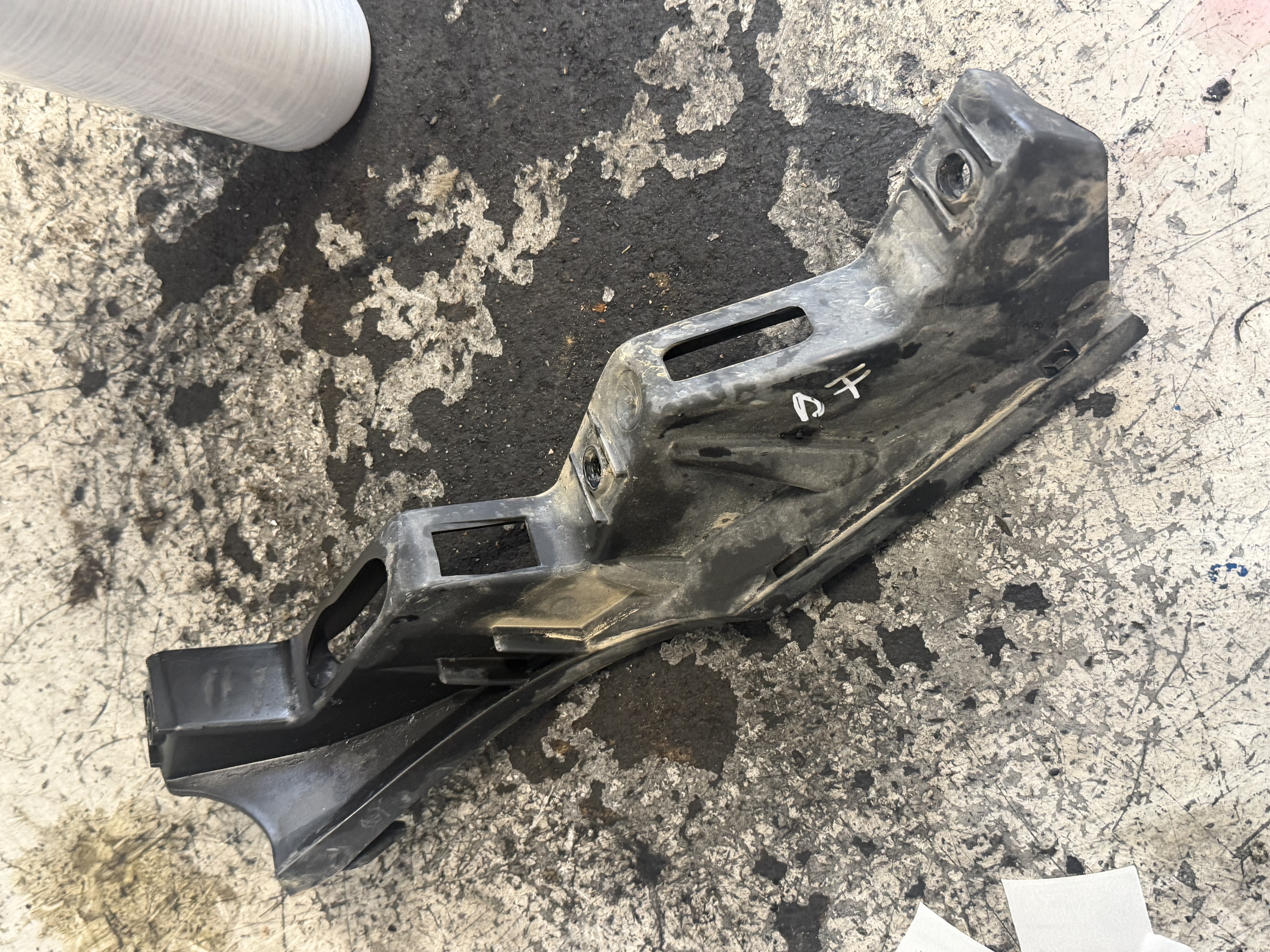 Suport Far dreapta față Volkswagen Passat B6 2.0 TDI 8V PDE DSG EA188 / BMP 2005–2010 - cod: 3C0807890
